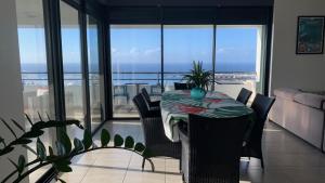 Kaili Ocean view luxury 2BR AC throughout Fiber Wifi & Pool的休息区