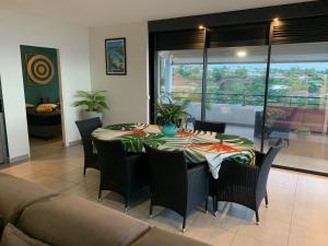 Kaili Ocean view luxury 2BR AC throughout Fiber Wifi & Pool的休息区