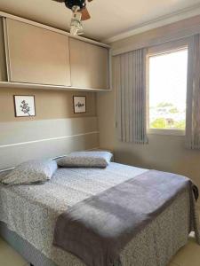 聖卡洛斯的住宿－Apartamento Mari 7，一间卧室设有一张床和一个窗口