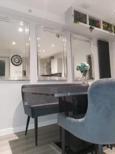 a room with a desk with a chair and mirrors at Amber Apartments, FREE PARKING, 3 bedrooms, sleeps 5, 1 en-suite plus 1 bath/shower room in Swindon