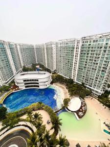uma vista aérea de um grande edifício com piscina em Condo Azure Staycation in Paranaque Beach View em Manila