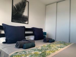 Kaili Ocean view luxury 2BR AC throughout Fiber Wifi & Pool客房内的一张或多张床位