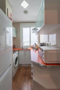 uma cozinha com um lavatório e uma máquina de lavar roupa em Duplex PLAZA MAYOR by MONARO***** em Madri