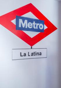 um sinal com o metro texto e la latina em Duplex PLAZA MAYOR by MONARO***** em Madri