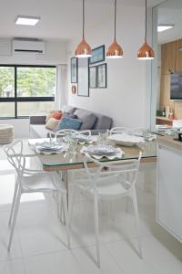 a kitchen and dining room with a table and chairs at Apartamento Aconchegante Beira-Mar Ondina in Salvador