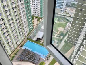 Blick aus dem Fenster eines Gebäudes mit Pool in der Unterkunft Avida Towers Riala Tower 3 in Cebu City