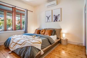 a bedroom with a bed and a window at The Panoramic Tree View Home in Melbourne City in Melbourne +34 photos