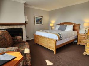 a hotel room with a bed and a couch at Auberge des Nuages in La Malbaie