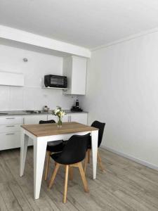 a kitchen with a table and chairs in a room at 57 entre 24 y 25, La Plata - Alquiler temporario in La Plata