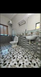 uma casa de banho com 2 lavatórios, um WC e uma banheira em White's house em Quan Lạn