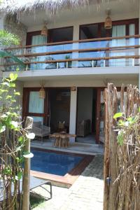 une maison avec une piscine en face de celle-ci dans l'établissement Casa de luxo na Praia do Patacho - Cond. Azulu, Casa 04, à Porto de Pedras