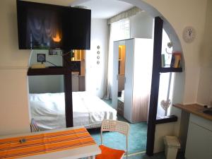 a bedroom with a bed and a bench in a room at Charmantes Refugium, Harz in Wildemann