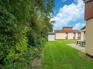 einen Hof mit einer Bank und einem Haus in der Unterkunft Holiday home in South Holland with shared pool in Zevenhuizen