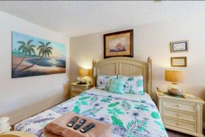 1 dormitorio con 1 cama y 2 mesitas de noche en Miami Suite 102 - Tradewinds, en Eureka Springs
