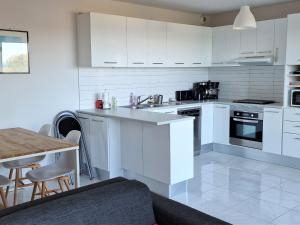 Η κουζίνα ή μικρή κουζίνα στο Appartement avec Terrasse, WIFI, Parking Privé, à 2min de la Plage des Elmes - Banyuls-sur-Mer - FR-1-309-130