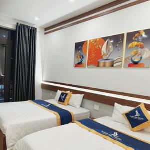 a hotel room with two beds in a room at THIÊN NGA HOTEL in Buôn Alê (1) +31 photos