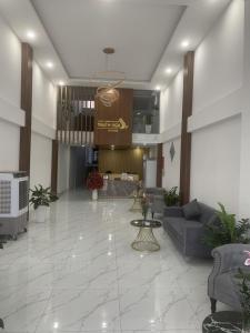 a lobby with a couch and a table in a building at THIÊN NGA HOTEL in Buôn Alê (1)