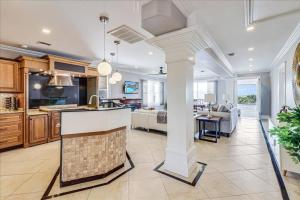 Ocean View with Private Pool Casa de Joy Dos في كوربوس كريستي: مطبخ وغرفة معيشة مع مطبخ وغرفة معيشة