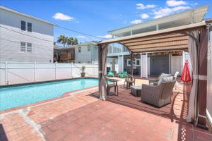 un patio trasero con piscina y una casa en Ocean View with Private Pool Casa de Joy Dos upstairs unit en Corpus Christi