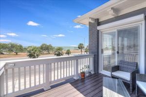 uma varanda com vista para o oceano em Ocean View with Private Pool Casa de Joy Dos upstairs unit em Corpus Christi
