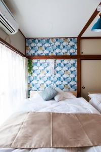 Ένα ή περισσότερα κρεβάτια σε δωμάτιο στο ジブリ美術館徒歩10分　三鷹駅近　最大５名　暮らすように泊まる【MITAKA WOOD ROOM】