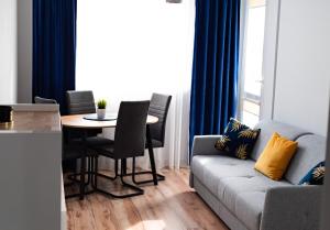 sala de estar con sofá y mesa en Apartament Komfortowy z Widokiem, en Toruń