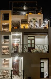 un edificio con balcones por la noche en Casa De Los Remedios Morelia en Morelia