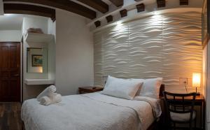 1 dormitorio con 1 cama blanca y 1 silla en Casa De Los Remedios Morelia en Morelia
