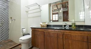 y baño con lavabo, aseo y espejo. en Casa De Los Remedios Morelia en Morelia