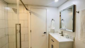 uma casa de banho com um chuveiro, um lavatório e um espelho. em Newly remodeled home near 4 world-class ski resorts em Sandy