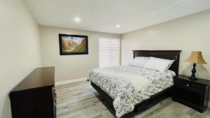 um quarto com uma cama, um candeeiro e uma janela em Newly remodeled home near 4 world-class ski resorts em Sandy