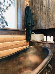 um velho lavatório enferrujado numa casa de banho com uma janela em 20 Mins To Ynp-cabin-pet Friendly em Island Park