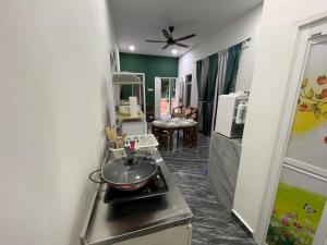 een badkamer met een wastafel en een aanrecht bij Teratak Sakinah Guest House in Tambun