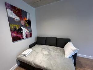 1 cama en una habitación con un cuadro en la pared en Live Soho Boutique & Apartments Palermo Hollywood en Buenos Aires