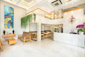 Un vestíbulo de un restaurante con mesas y sillas. en Văn Hoa Hotel, en Ho Chi Minh