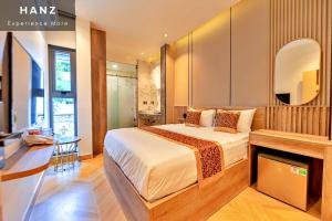 1 dormitorio con 1 cama grande y espejo en HANZ MyMy 2 Hotel en Ho Chi Minh