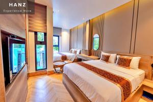 胡志明市的住宿－HANZ MyMy 2 Hotel，酒店客房配有两张床和一张书桌