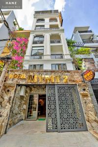 um edifício com uma placa em frente a uma loja em HANZ MyMy 2 Hotel em Ho Chi Minh