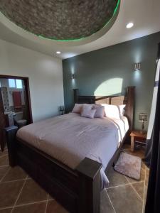 um quarto com uma cama grande num quarto em *3BR/2 KING Suites/3.5 BATH Rooftop w/Ocean Views em Puerto Peñasco