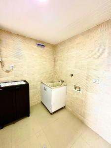 bagno con lavandino e servizi igienici in camera di Apartamento completo a Ibagué