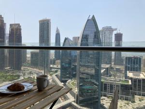 Nespecifikovaný výhled na destinaci Dubaj nebo výhled na město při pohledu z apartmánu