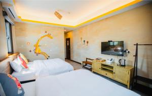Habitación de hotel con 2 camas y TV en Na Jie 17 en Donghe