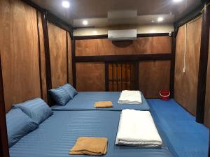ein Zimmer mit 2 Betten und Handtüchern darauf in der Unterkunft Bee Lucky Homestay in Cát Bà