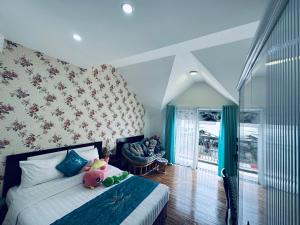 un dormitorio con una cama con un animal de peluche en Dalat Eco Hotel, en Da Lat