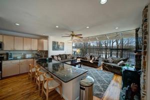 Posezení v ubytování Magical Waterfront with 4-Season fun in Ski Resort