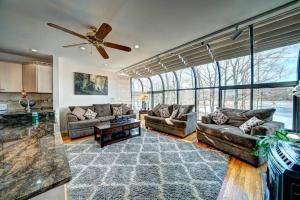 Posezení v ubytování Magical Waterfront with 4-Season fun in Ski Resort