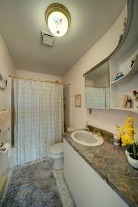 Koupelna v ubytování Magical Waterfront with 4-Season fun in Ski Resort