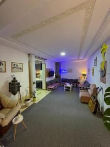 TV a/nebo společenská místnost v ubytování private room chambre privée