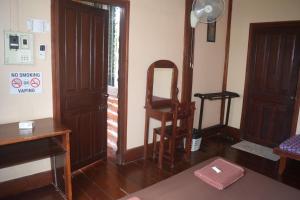 um quarto com uma porta de madeira e um espelho em Namsong Bridge Bungalows em Vang Vieng