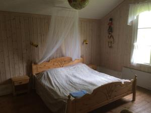 SågenにあるStation Sågenのベッドルーム1室(天蓋付きの木製ベッド1台付)
